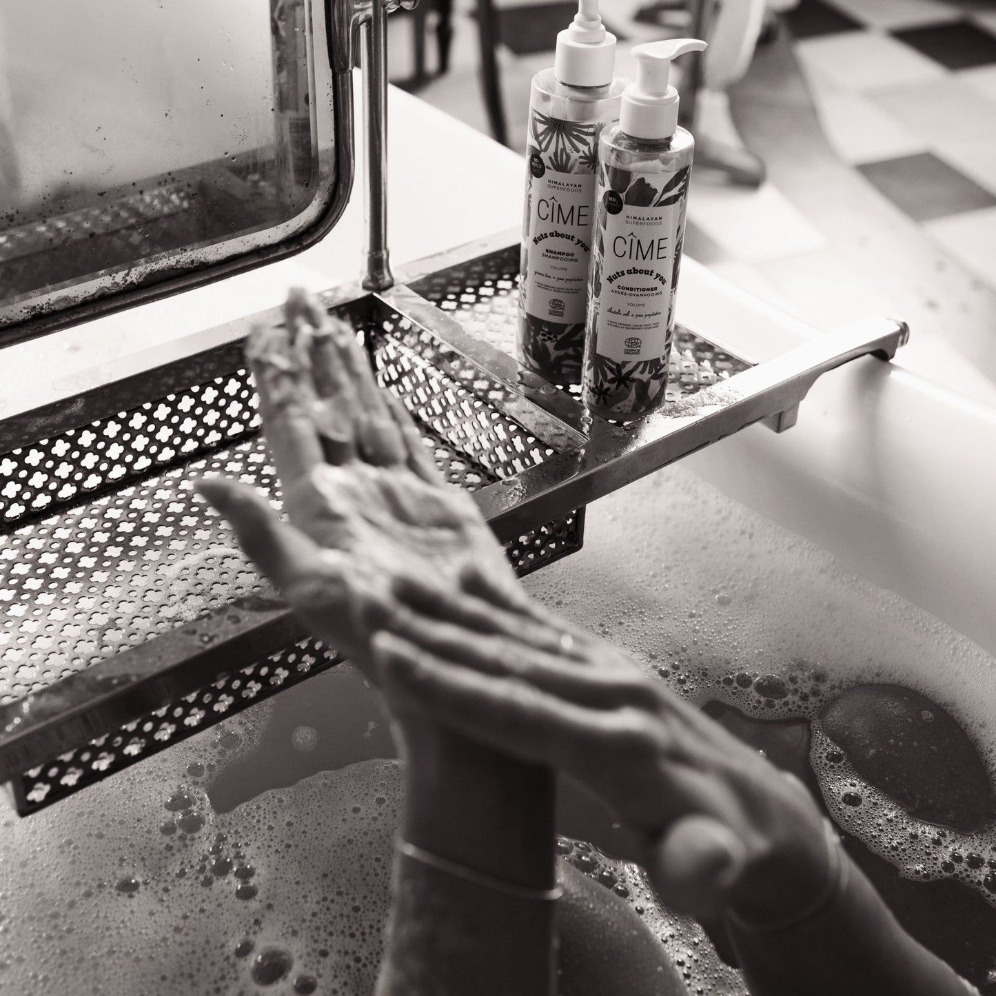 Hands with CÎME products