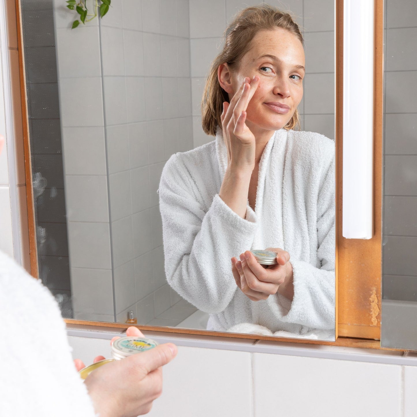 Lady using the CÎME balm for dry skin