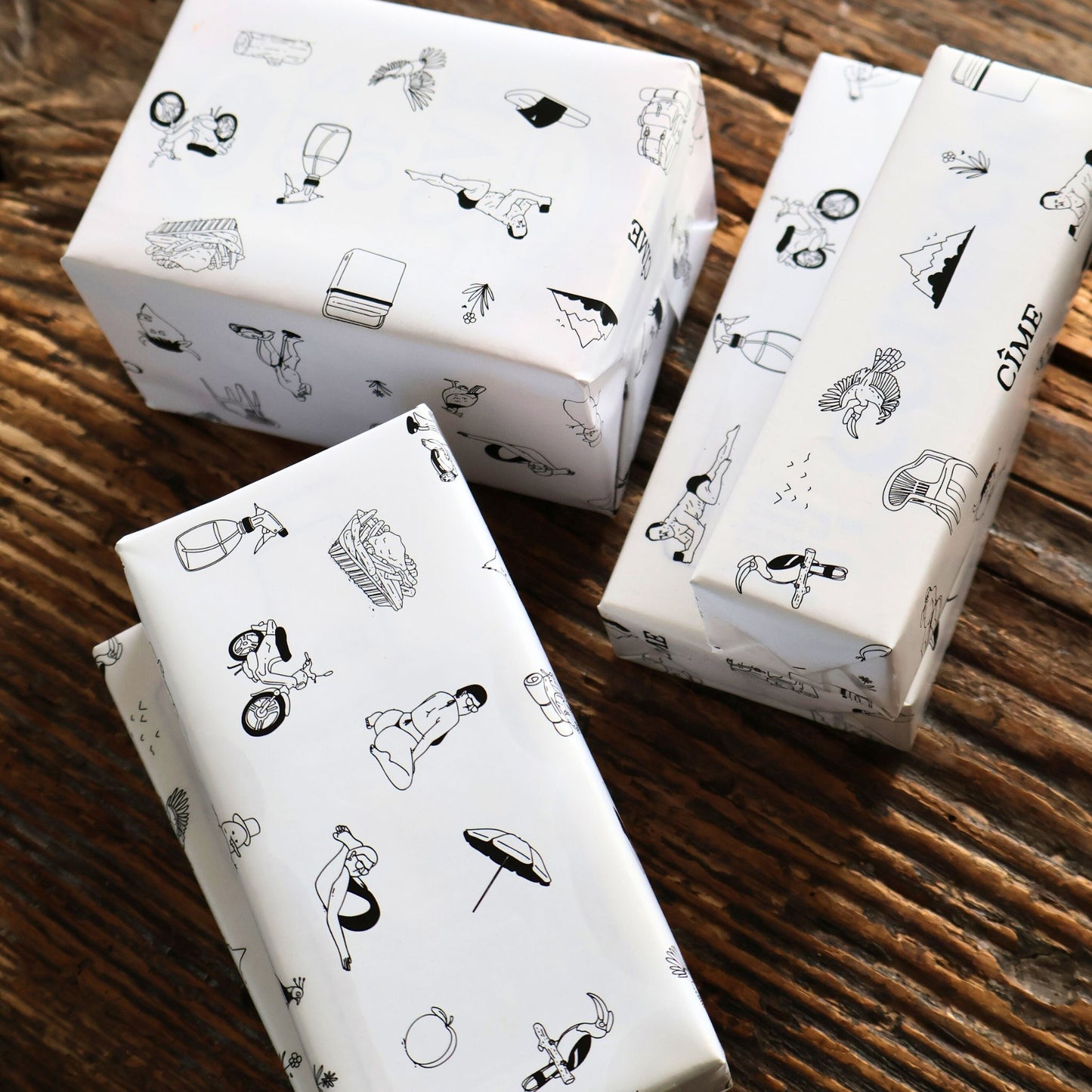 Cadeautjes met MAT's tekeningen op inpakpapier