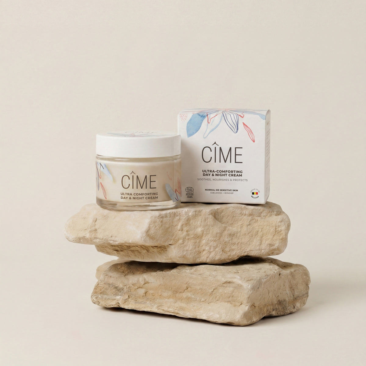 CÎME Ultra-Comforting Day & Night Cream op natuursteen