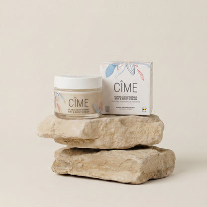 CÎME Ultra-Comforting Day & Night Cream op natuursteen