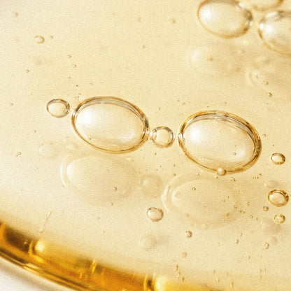 CÎME Beautifying Dry Oil in glazen flesje tussen natuurlijke elementen