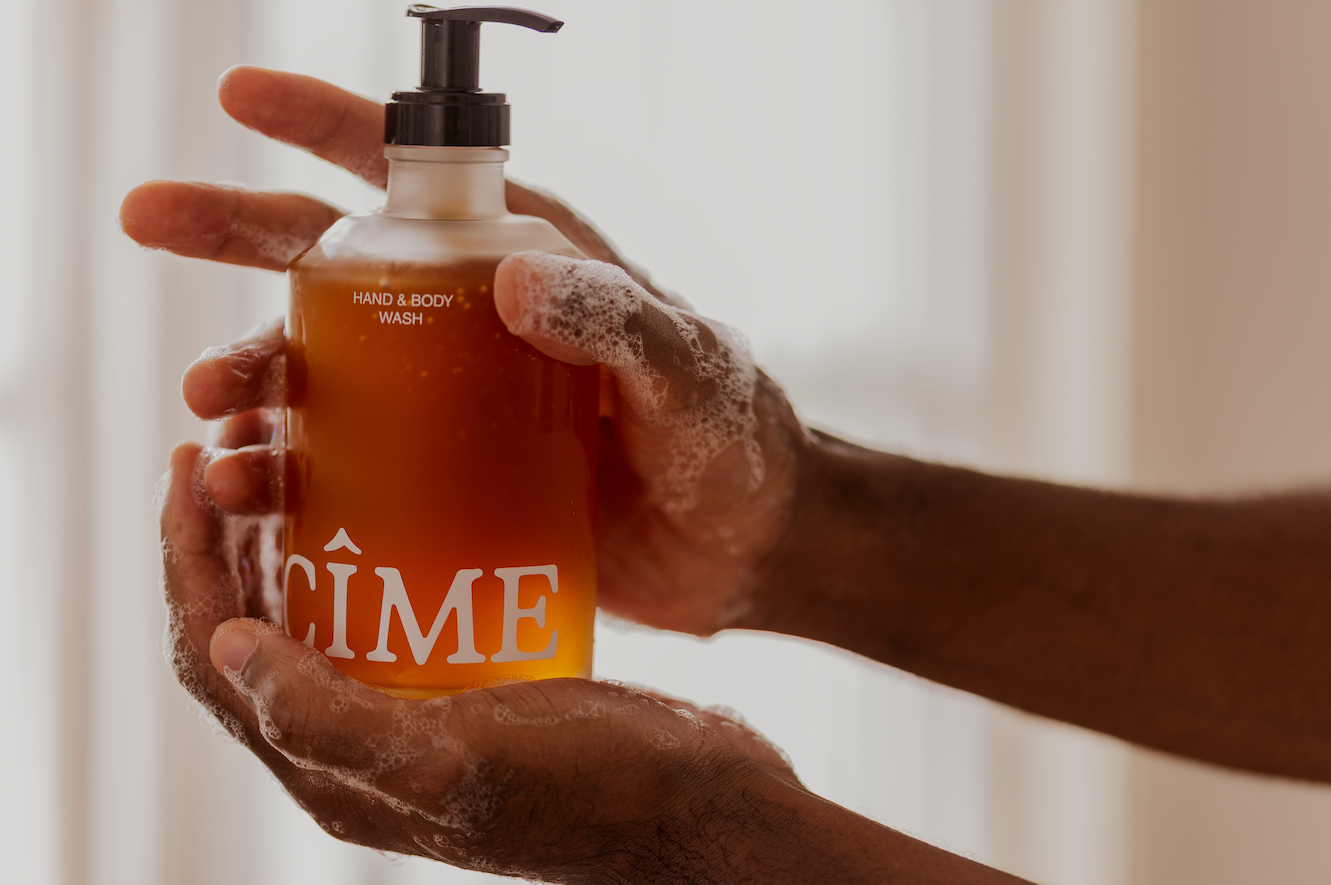 Hand & body wash, handen met zeepbubbels