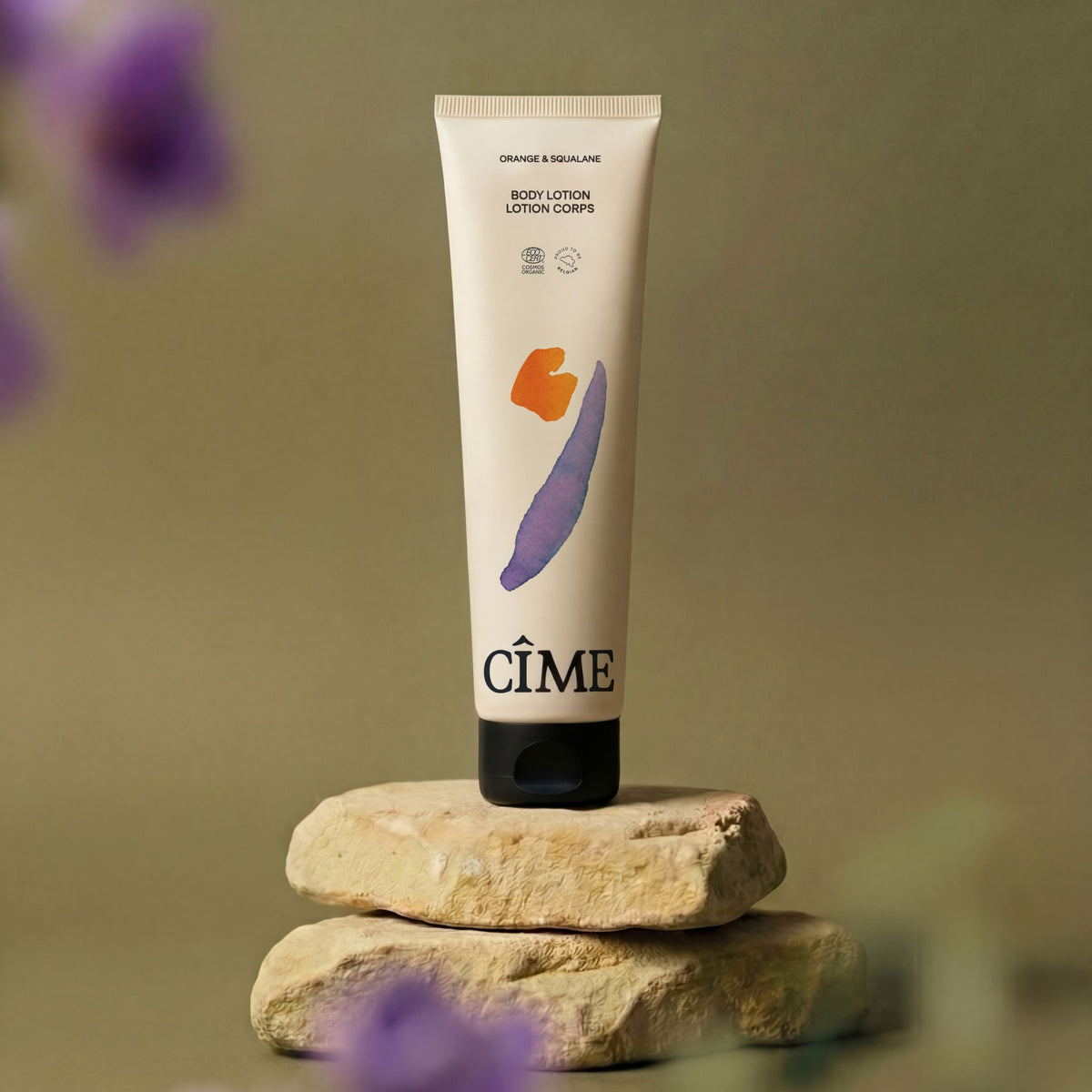 CÎME Body Lotion op natuursteen met paarse bloemen