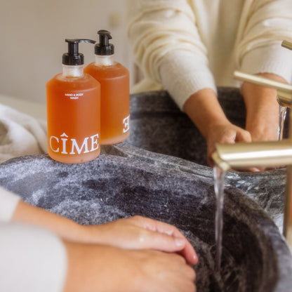 CÎME Hand & Body Wash gebruikt bij de wastafel