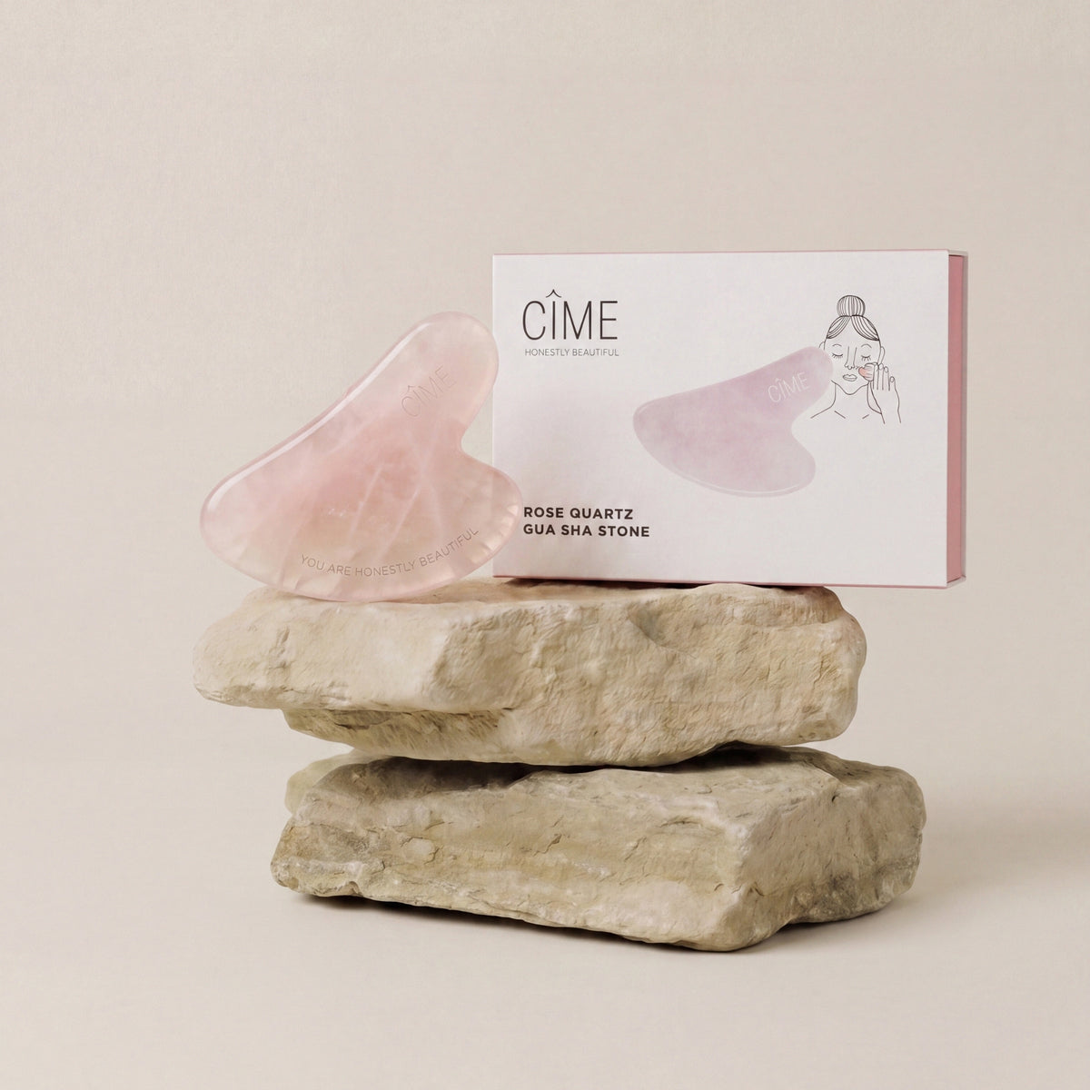 CÎME Rose Quartz Gua Sha Stone op natuursteen
