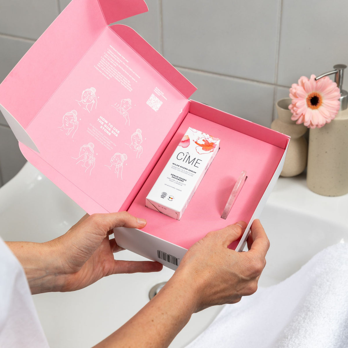 CÎME Wild Rose Serum en Gua Sha steen in cadeauverpakking
