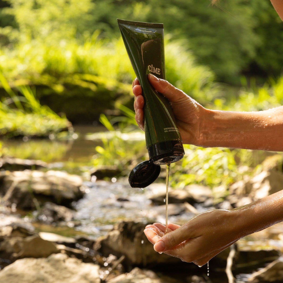 CÎME x Lynn Energizing Shower Gel bij een beekje in de natuur