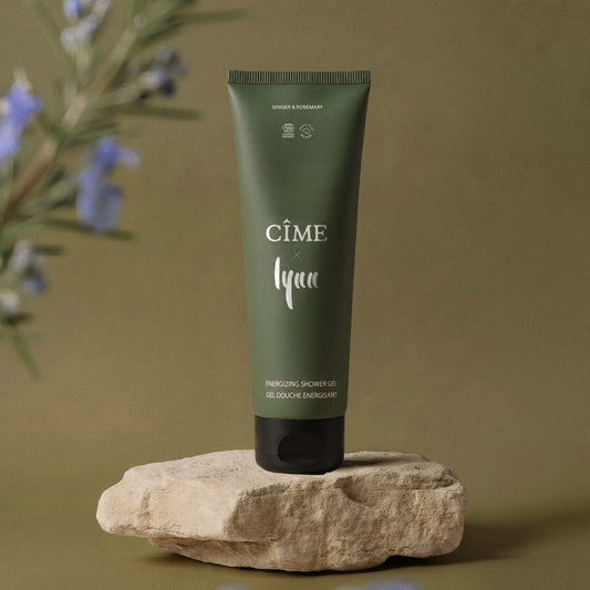 CÎME x Lynn Energizing Shower Gel op natuursteen