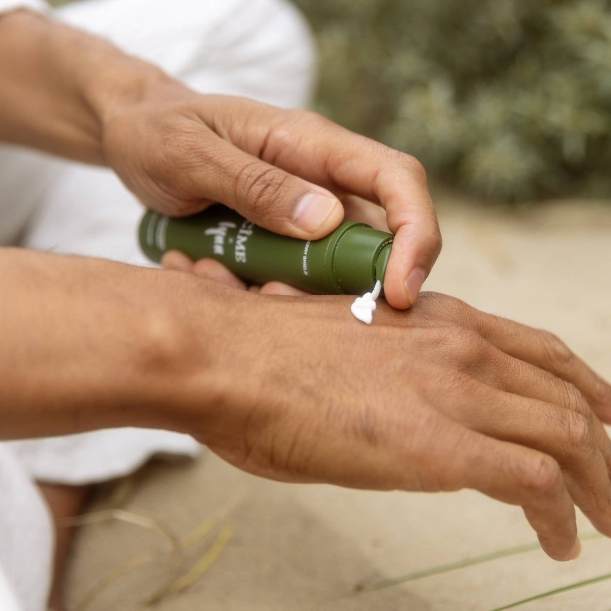 Hand brengt CÎME x Lynn Sea Berry Shield crème aan