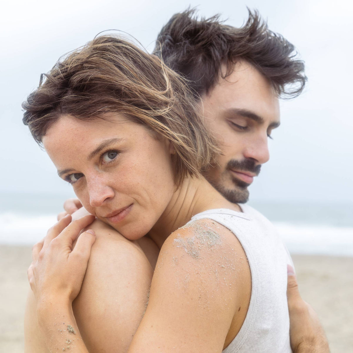 Lynn Van Royen knuffelt met haar man, huid verzorgd met CÎME x Lynn