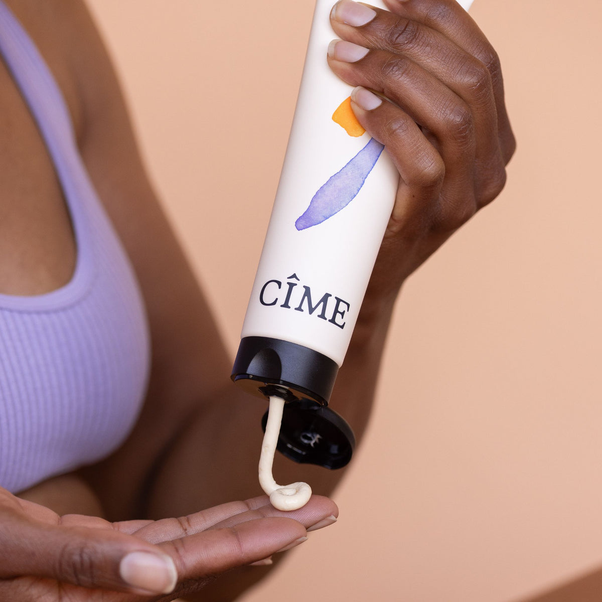 Vrouw brengt CÎME Body Lotion aan op de hand
