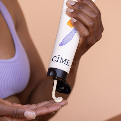 Vrouw brengt CÎME Body Lotion aan op de hand