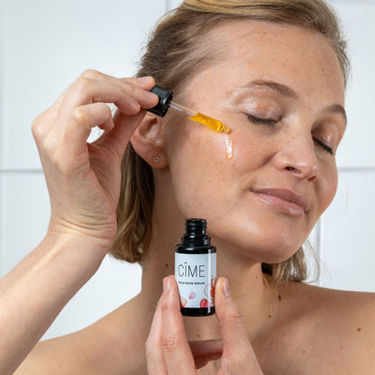 Vrouw brengt CÎME Wild Rose Serum aan