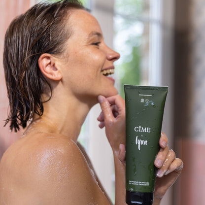Vrouw doucht met de CÎME x Lynn Energizing Shower Gel